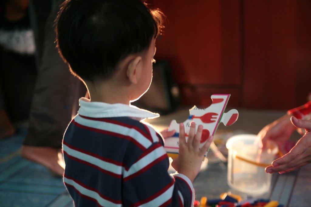 自闭症小孩的特征是什么_自闭症孩子特点_自闭症孩子的八个特征